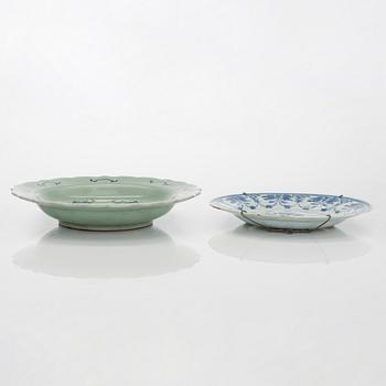 Two blue and white dishes and a vase, China, 18th/20th century.