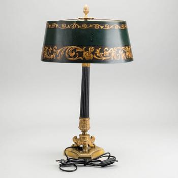 AN EMPIRE STYLE TABLE LAMP.