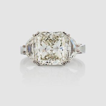 1153. A radiant-and fancy-cut diamond ring. Total carat weight circa 6.02 cts.
