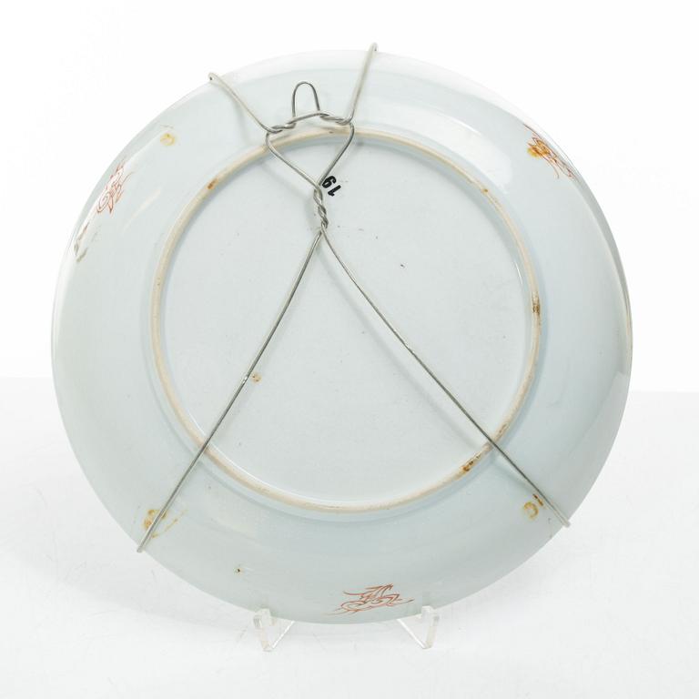 A set of three export porcelain plates and two dishes, Qing dynasty, Qianlong (1736-95).