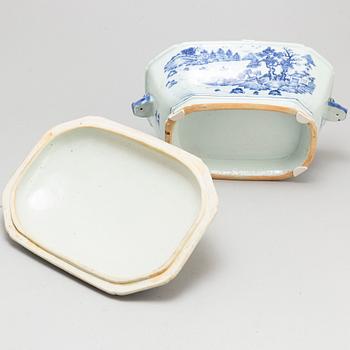 A blue and white tureen with cover, Qing dynasty, Qianlong (1736-95).