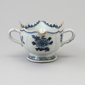 A blue and white export porcelain saucer, Qing dynasty, Qianlong (1736-95).