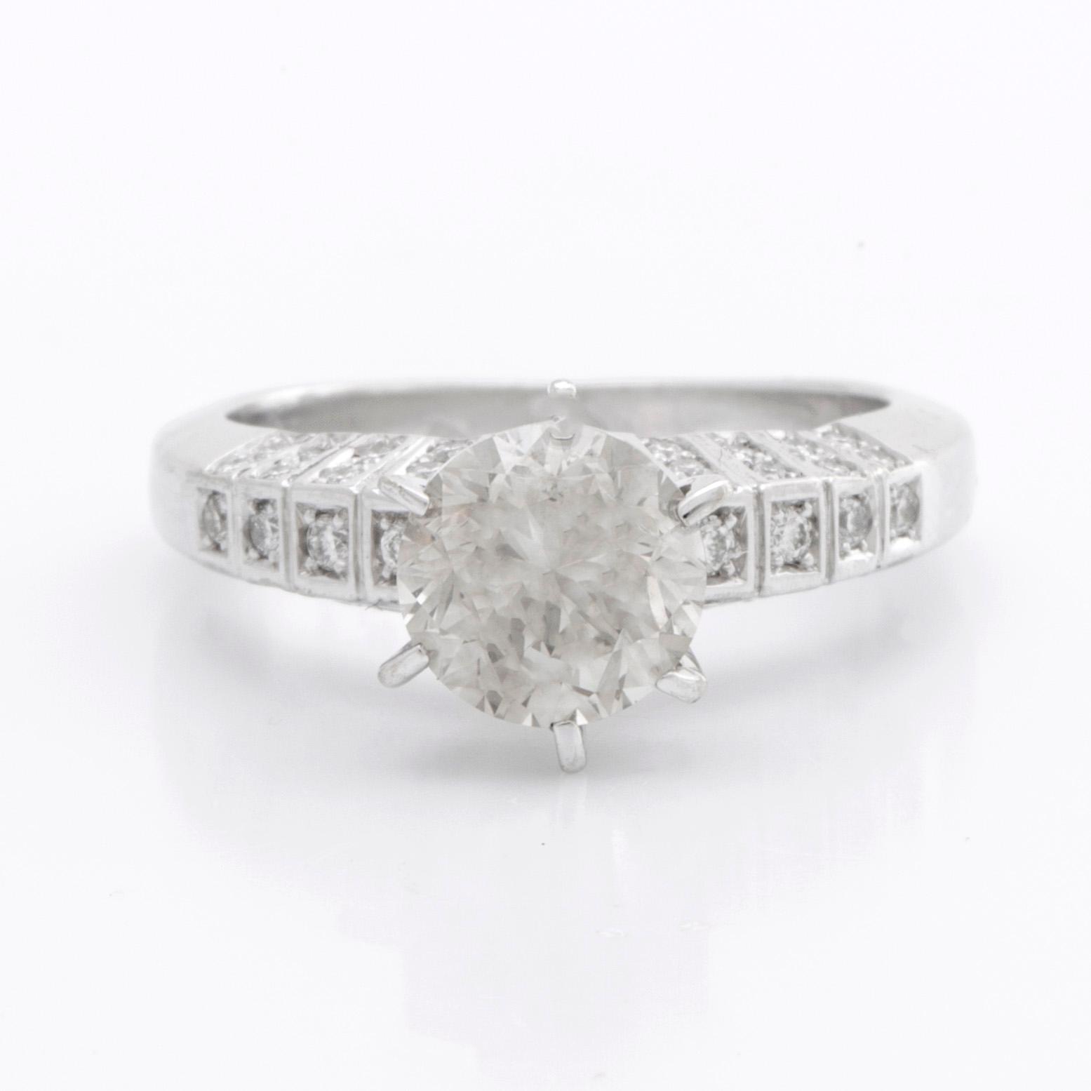 RING 14K vitguld m 1 briljant ca 1,8 ct, ca L-M VS, sidostenar ca 0,25 ct totalt.