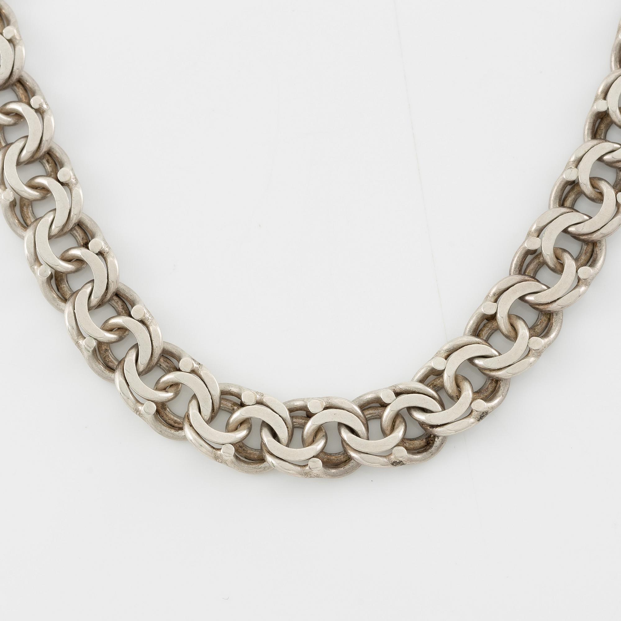 Necklace, graduated Bismarck link, silver.