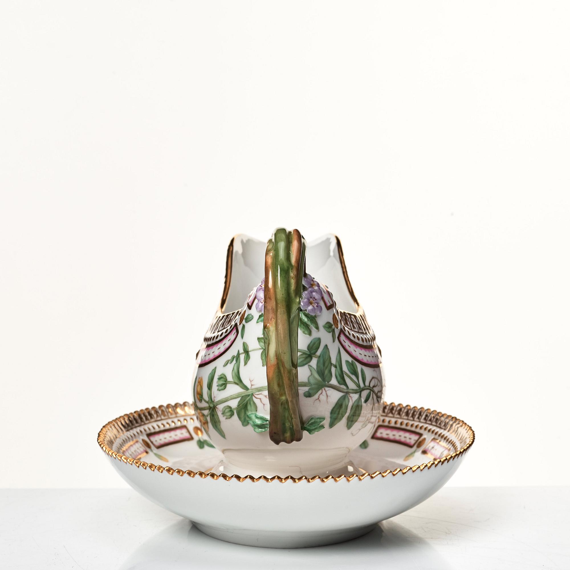 Såsbåt, porslin. Royal Copenhagen, "Flora Danica", Danmark, 1900-tal.