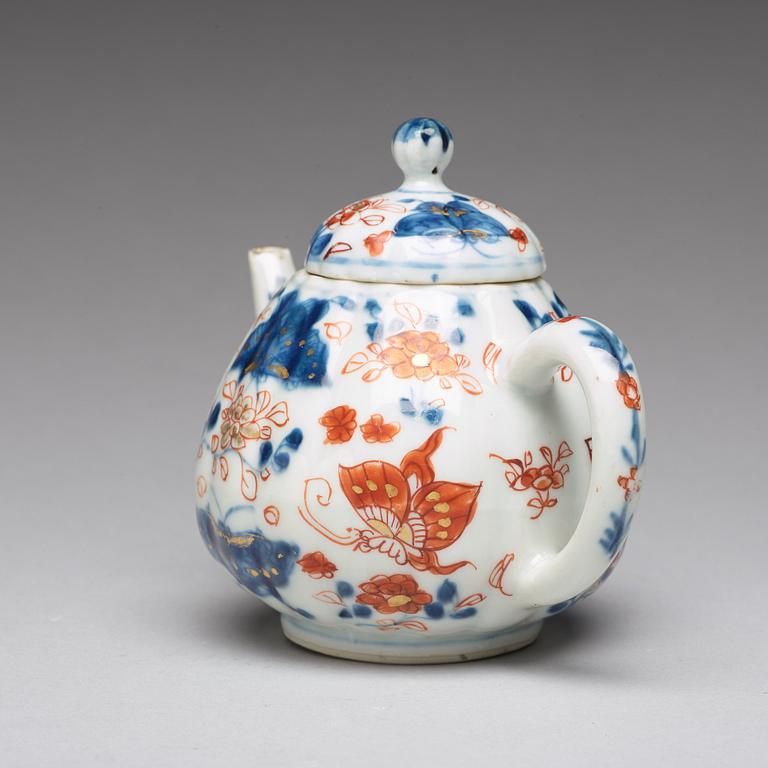 An imari tea pot with cover, Qing dynasty, 18th Century.