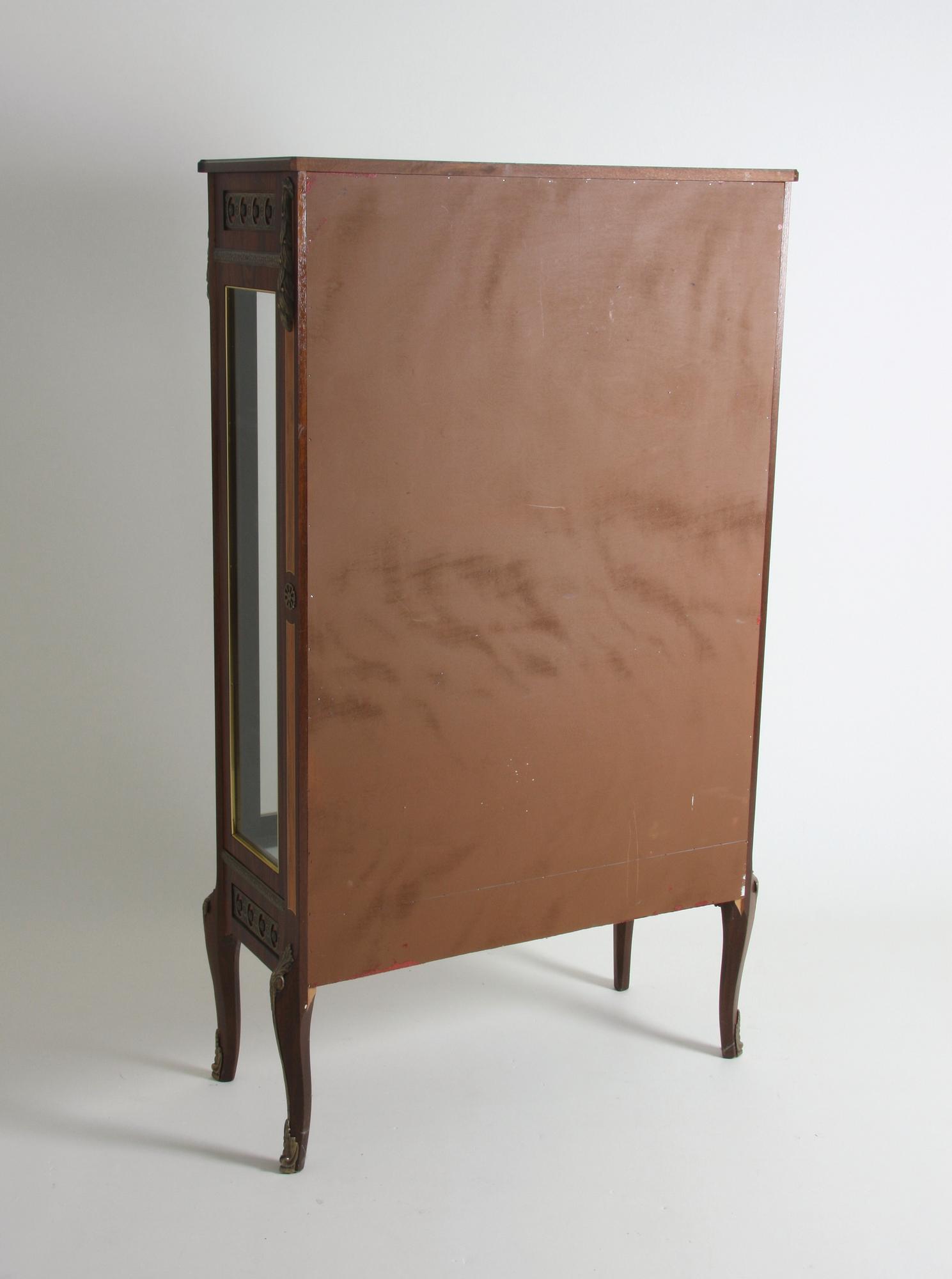 VITRINSKÅP, gustaviansk stil.