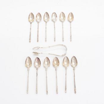 A set of 12 coffee spoons and sugar tongs in fitted case, silver import mark of Georg Edvard & Son, Glasgow 1900.