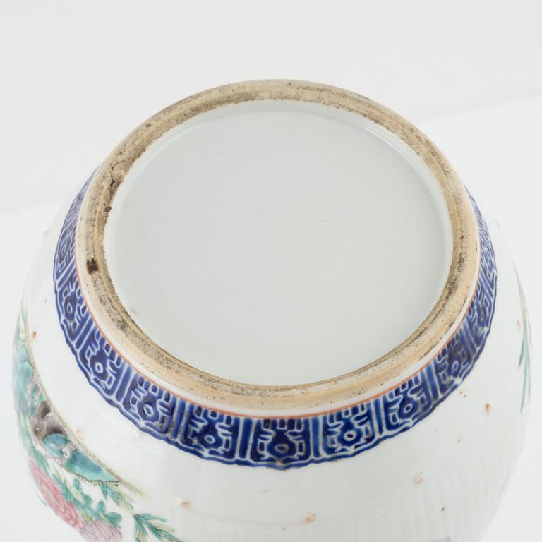 A porcelain bowl, China, 19th century.