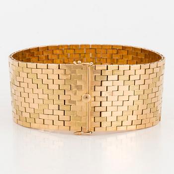 An 18K gold bracelet.