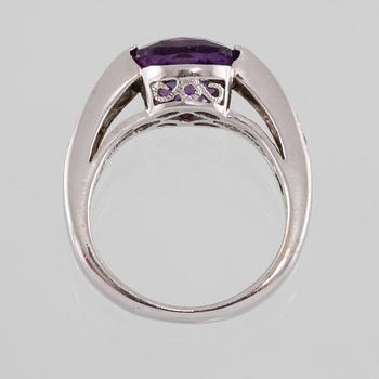 RING, 14k vitguld med checkerslipad ametist och 20 briljantslipade diamanter. Vikt 5 g.