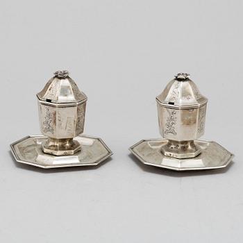 CHRISTIAN HAMMER, a pair of silver bowls with dishes and covers, Stockholm, 1850s. 298 gram.