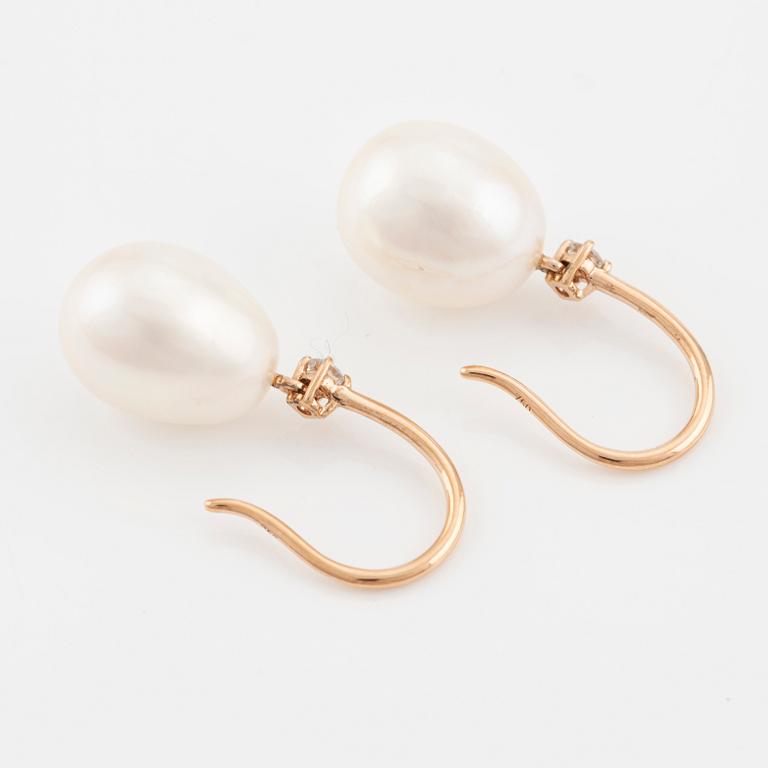 Earrings in 18K rose gold with freshwater pearls and brilliant-cut diamonds.