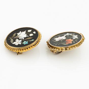 Two pietra dura brooches, yellow metal.