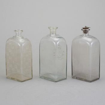 FLASKSCHATULL MED 3 FLASKOR, 1800-talets första hälft.