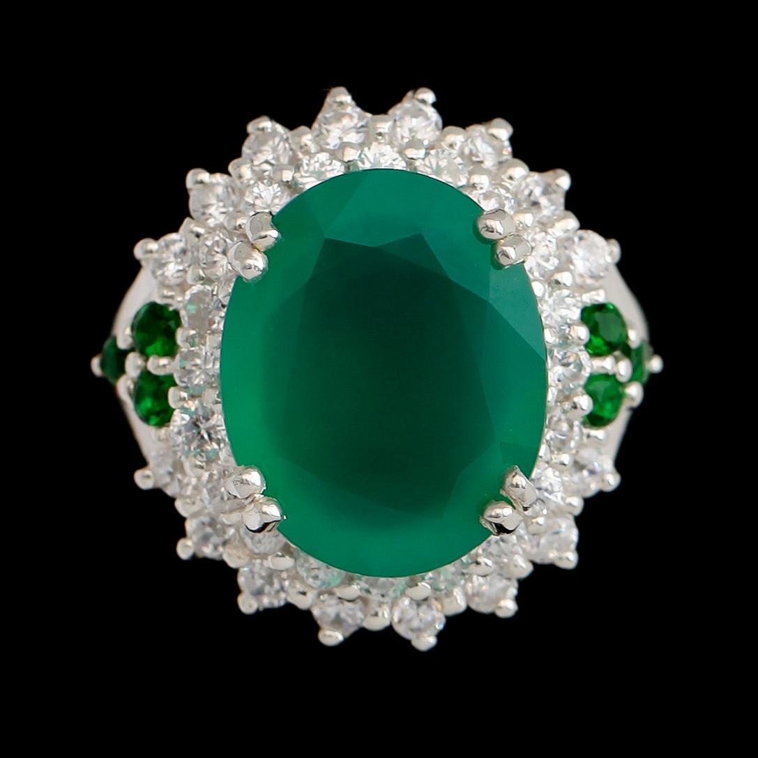 RING, vitguldspläterat sterlingsilver, grön aventurin ca 5.75 ct, vita safirer tot ca 1.08 ct, gröna stenar.