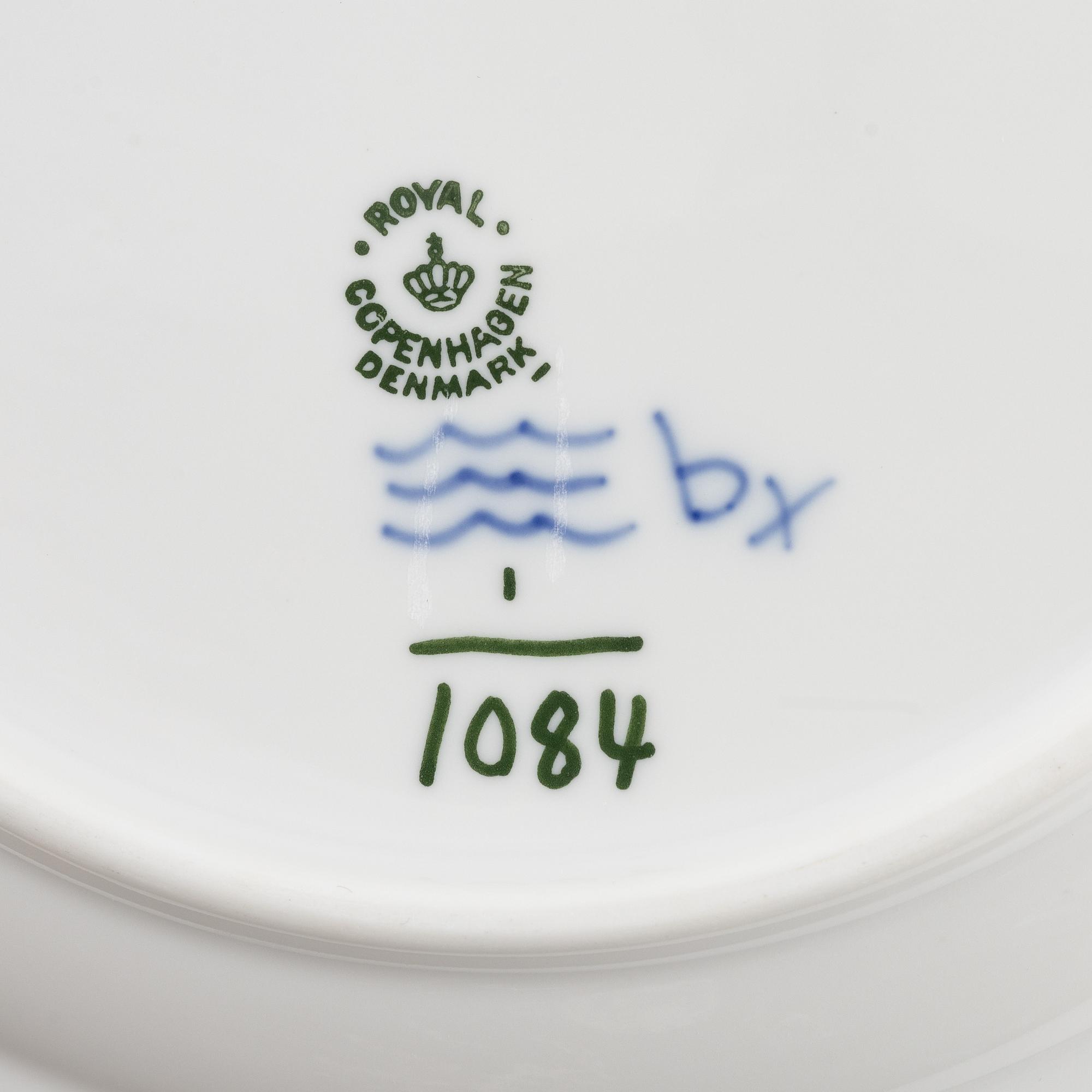 Matservis, 43 delar, porslin, "Musselmalet", Royal Copenhagen, Danmark.