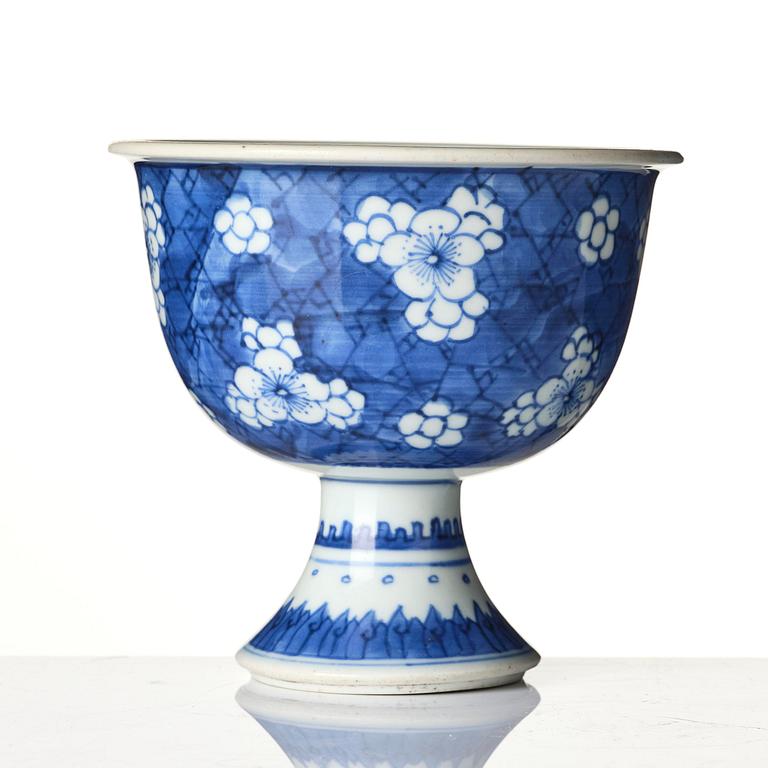 Stemcup, porslin. Qingdynastin, Kangxi (1662-1722).