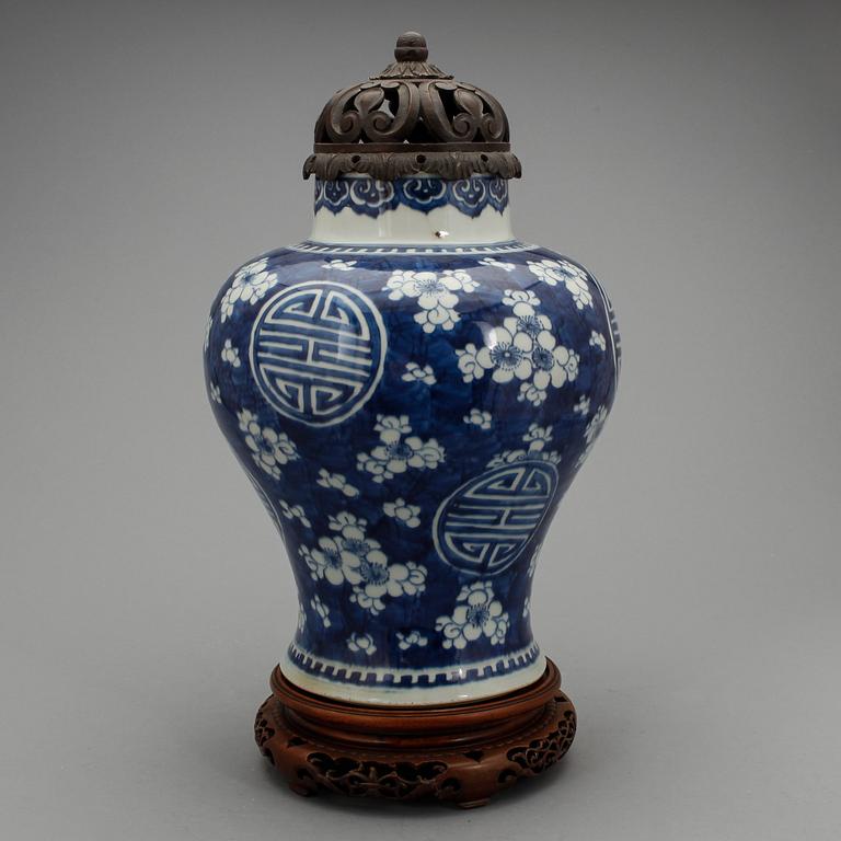 URNA med LOCK och STÄLL, porslin, Kangxi-stil, 1900-tal.