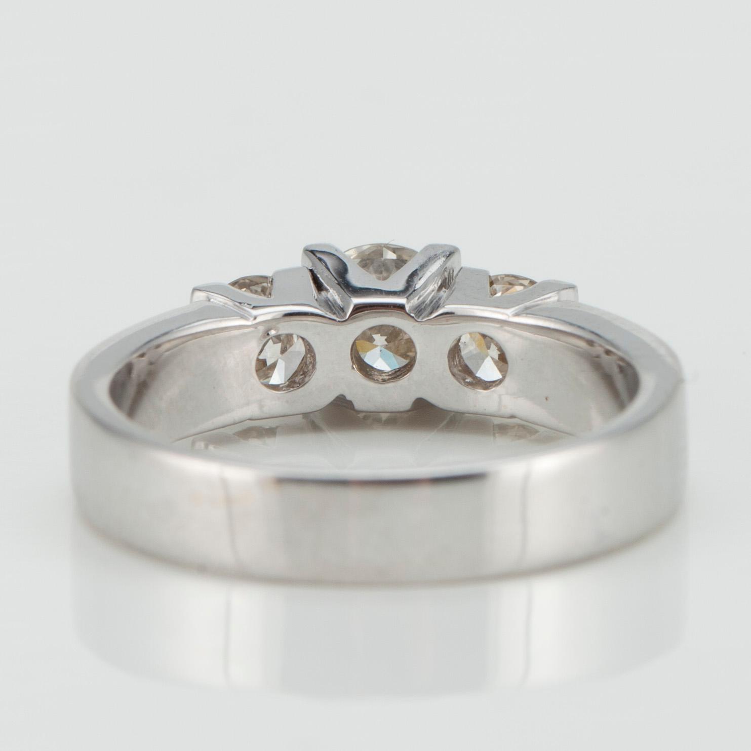 RING, vitguld 14K. Briljantslipade diamanter. Mittstenen 0,65ct, K/SI1 + sidostenarna tot. 0,70 ct. Vikt 4,6 g.