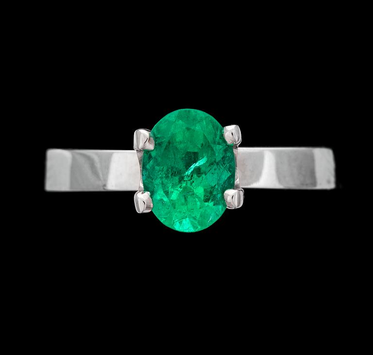 RING, oval fasettslipad smaragd, 1.25 ct.