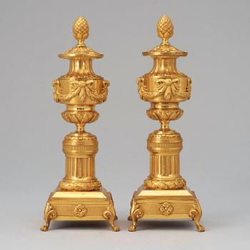 LJUSSTAKAR S.K. CASSOLETTER, ett par. Louis XVI-stil, 1800-talets slut.