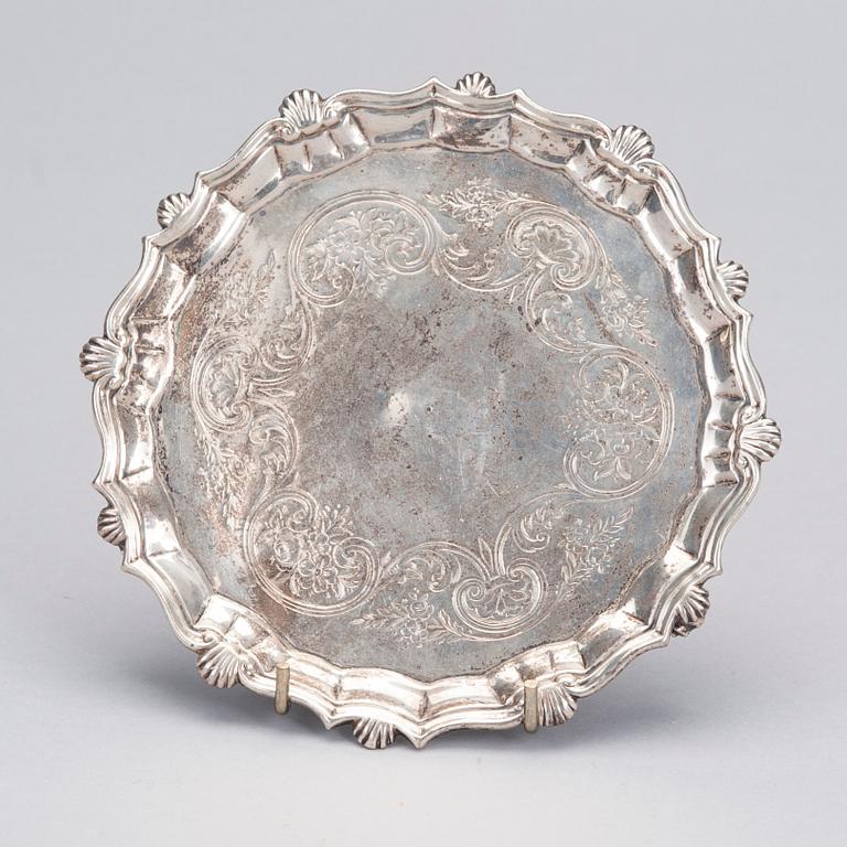 BRICKA, sterling silver, London 1747. Vikt 210 g.