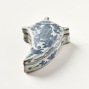 A blue and white box with cover, Ming dynasty, 16th century.