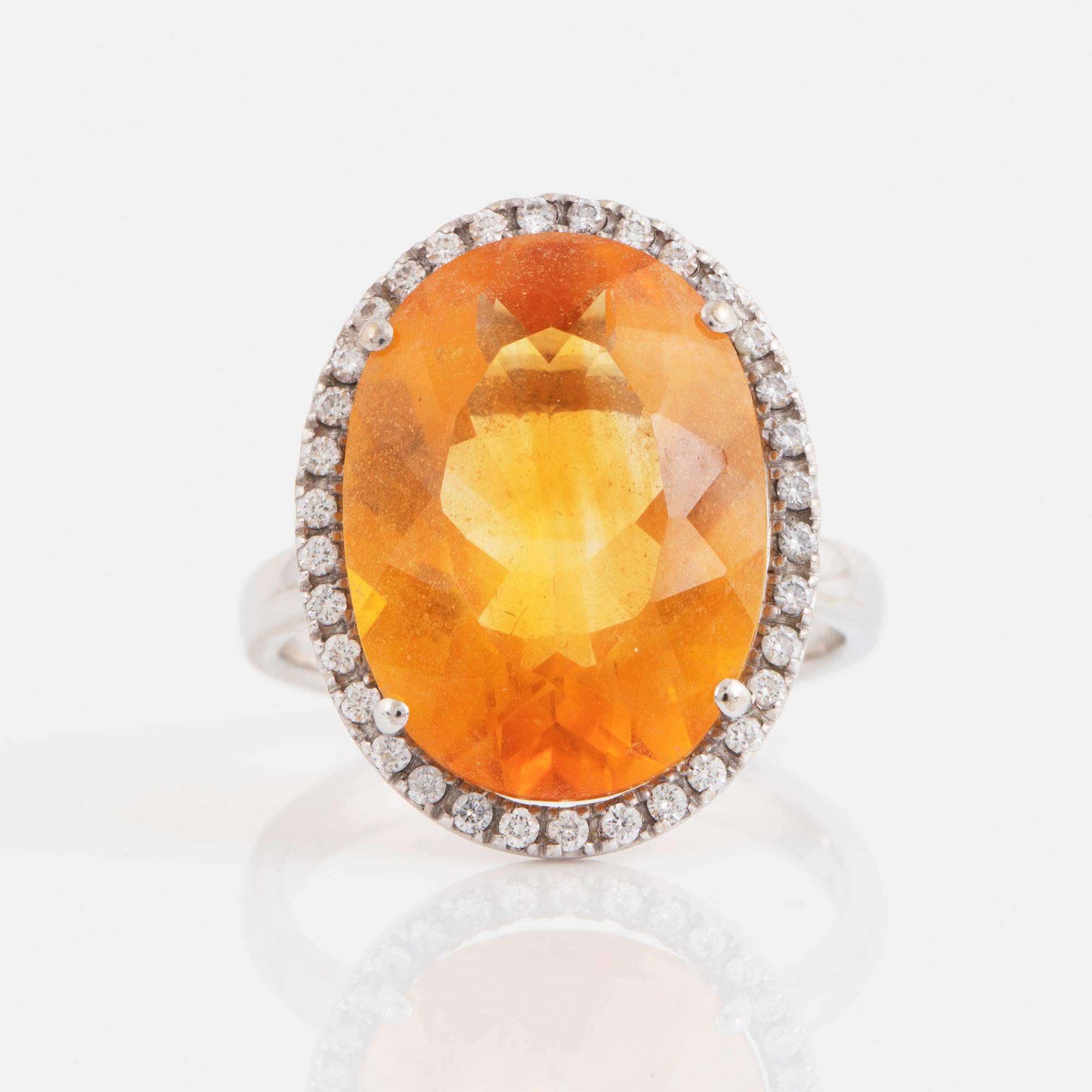 Citrine and small brilliant-cut diamond cocktailring.