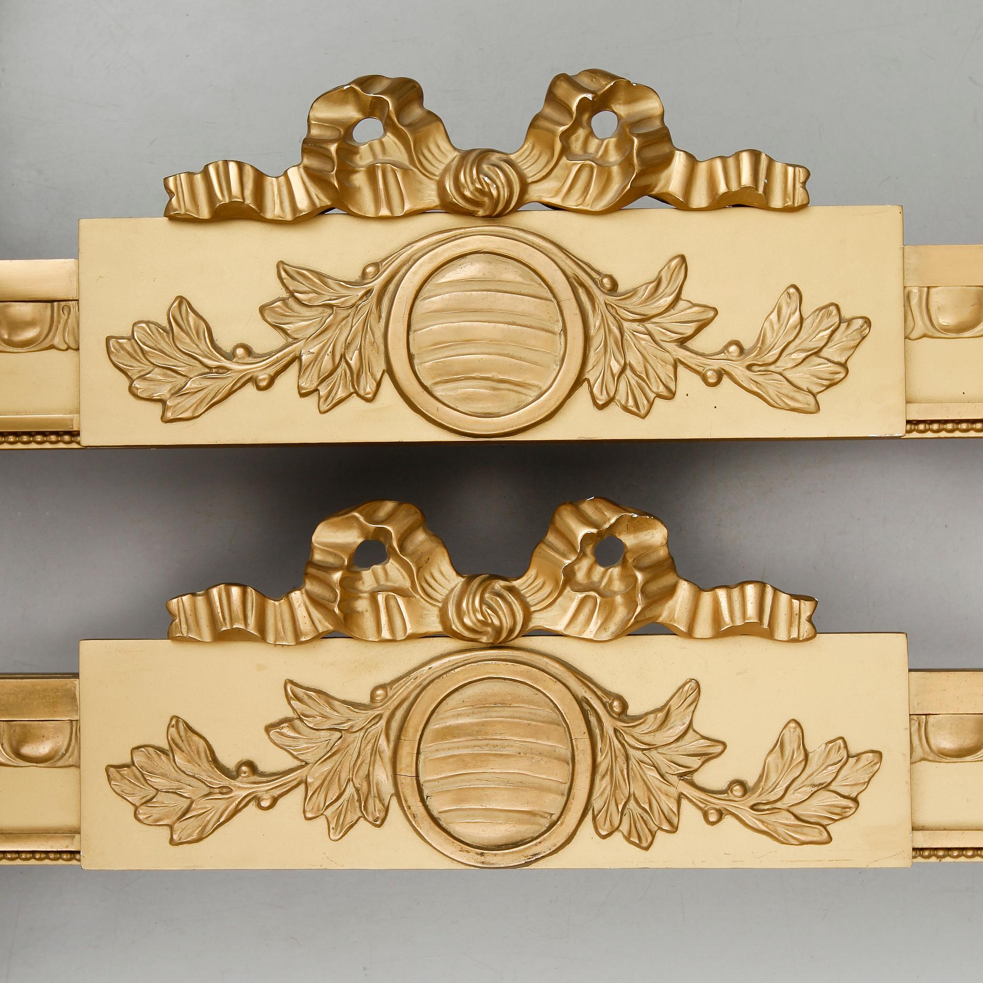 KORNISCHER, 2 st, gustaviansk stil, 1900-tal.