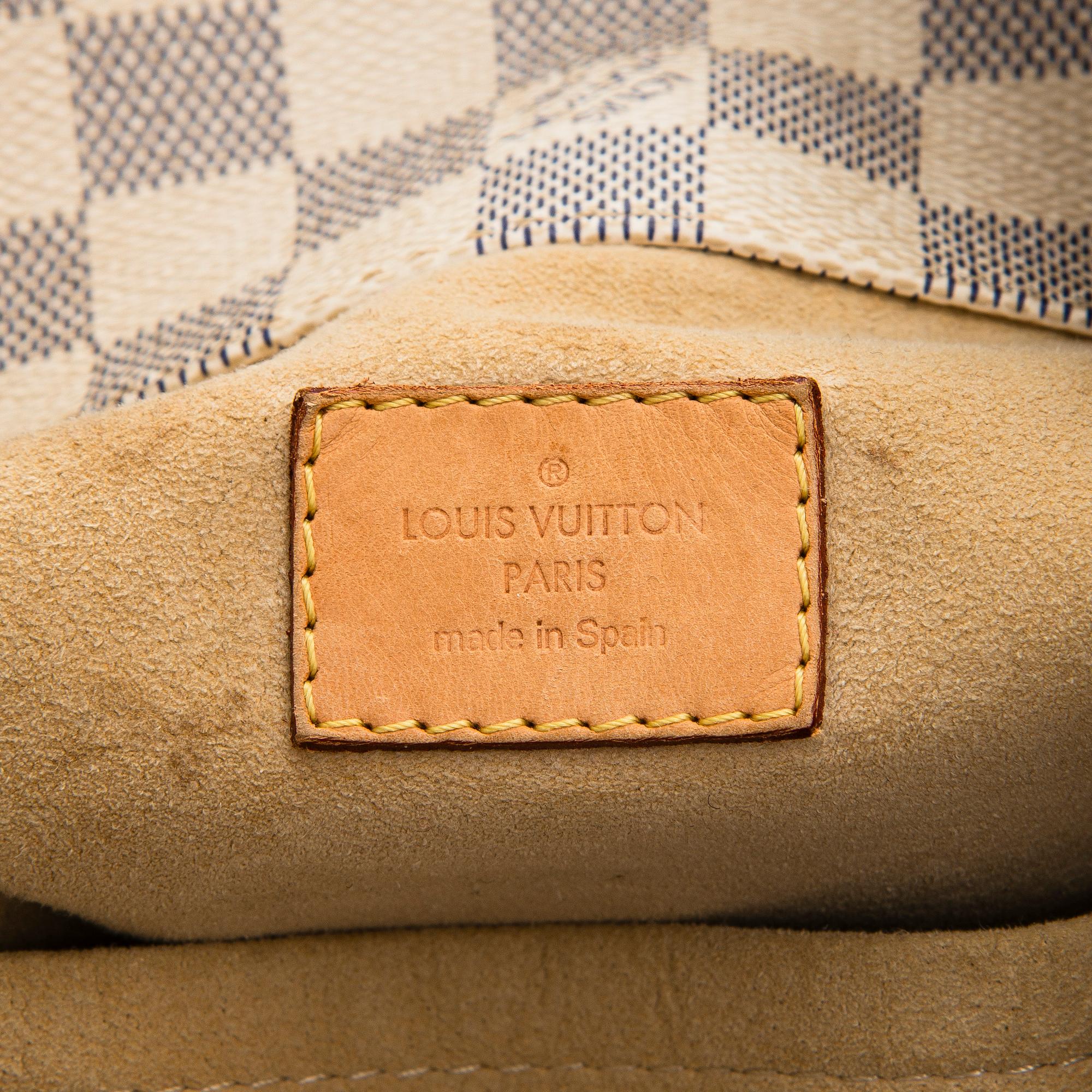 Louis Vuitton, an 'Artsy MM' handbag.