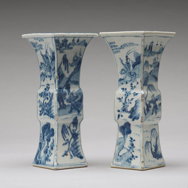 A pair of blue and white vases, Qing dynasty, Kangxi (1662-1722).