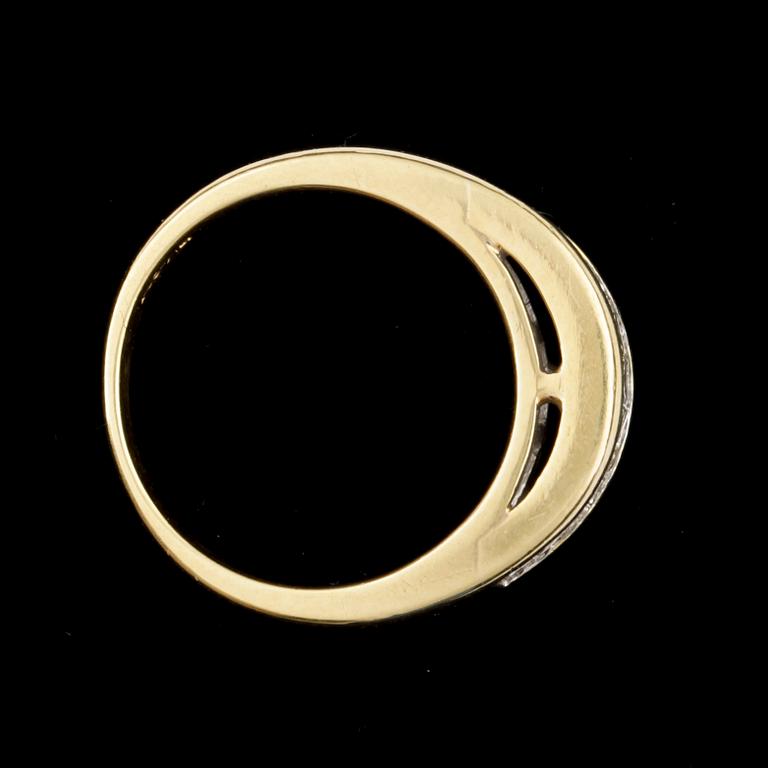 RING, 18k guld med princesslipade diamanter tot ca1,32ct. Vikt 7,8g.