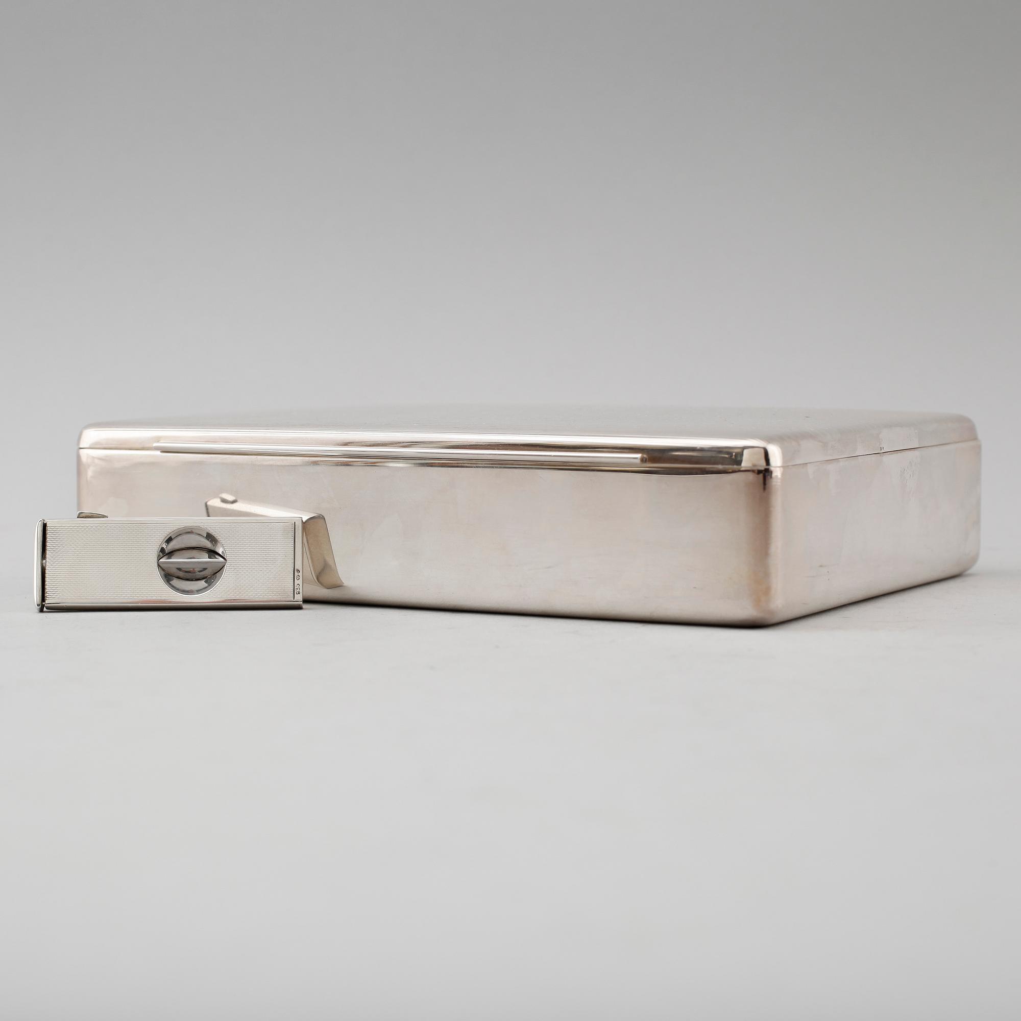 CIGARRETUI OCH CIGARRSNOPPARE, silver, 1900-talets mitt. Vikt ca 516 g.