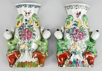 VÄGGVASER, 2 st, porslin. Troligen Samson ca 1900.