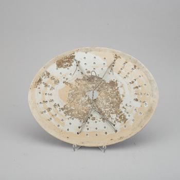 A blue and white export fish dish with inlay, Qing dynasty, Jiaqing (1795-1820).