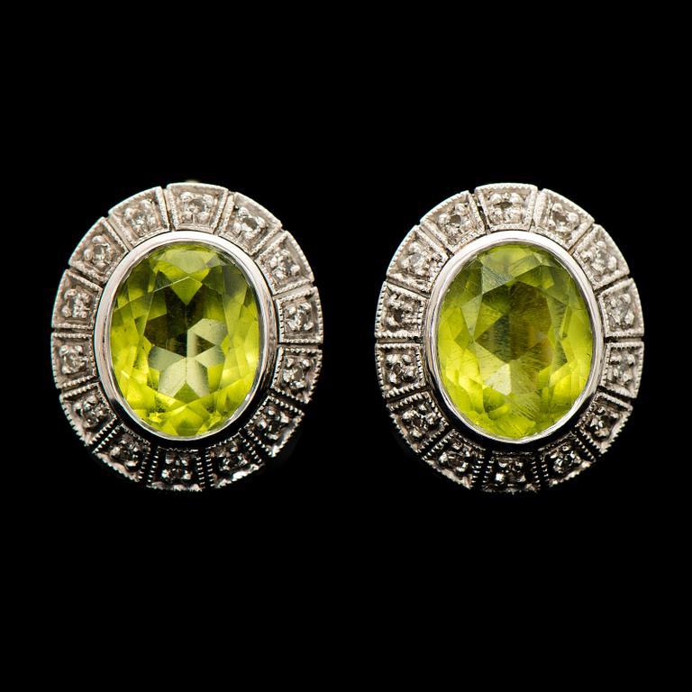 A PAIR OF EARRINGS, facetted peridots, 8/8 cut diamonds, 18K white gold. A. Tillander, 1986.