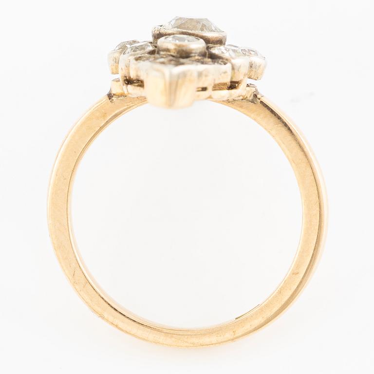 Ring in 18K gold set with old-cut diamonds, circa 1900.