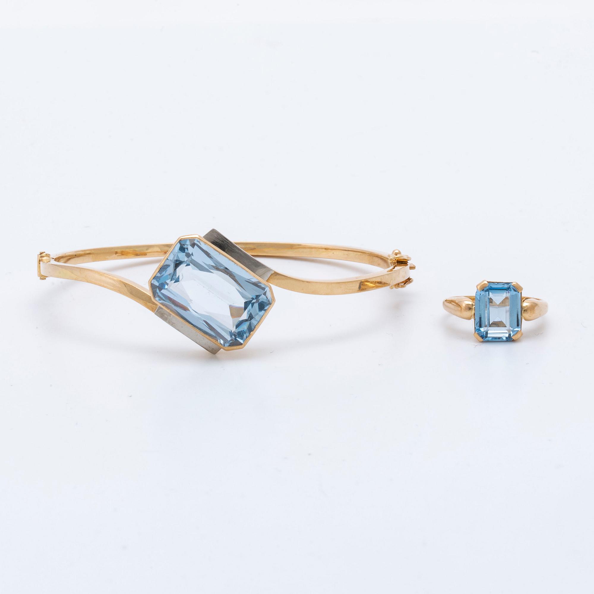 Bangle (opens with a hinge) and ring, 18K gold and spinels (most probably synthetic), total weight 20,5 g.
