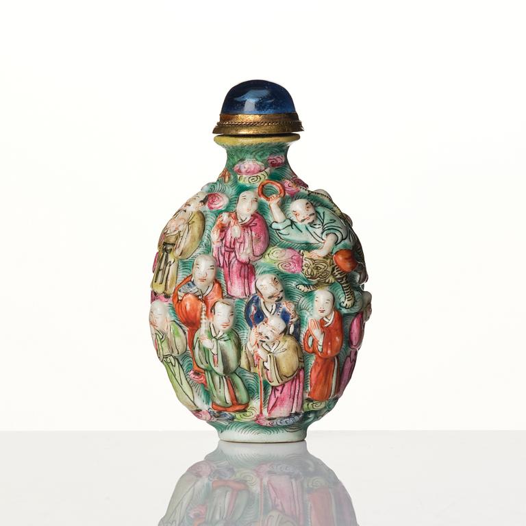 A Chinese porcelain snuff bottle, late Qing dynasty / early 20th century.