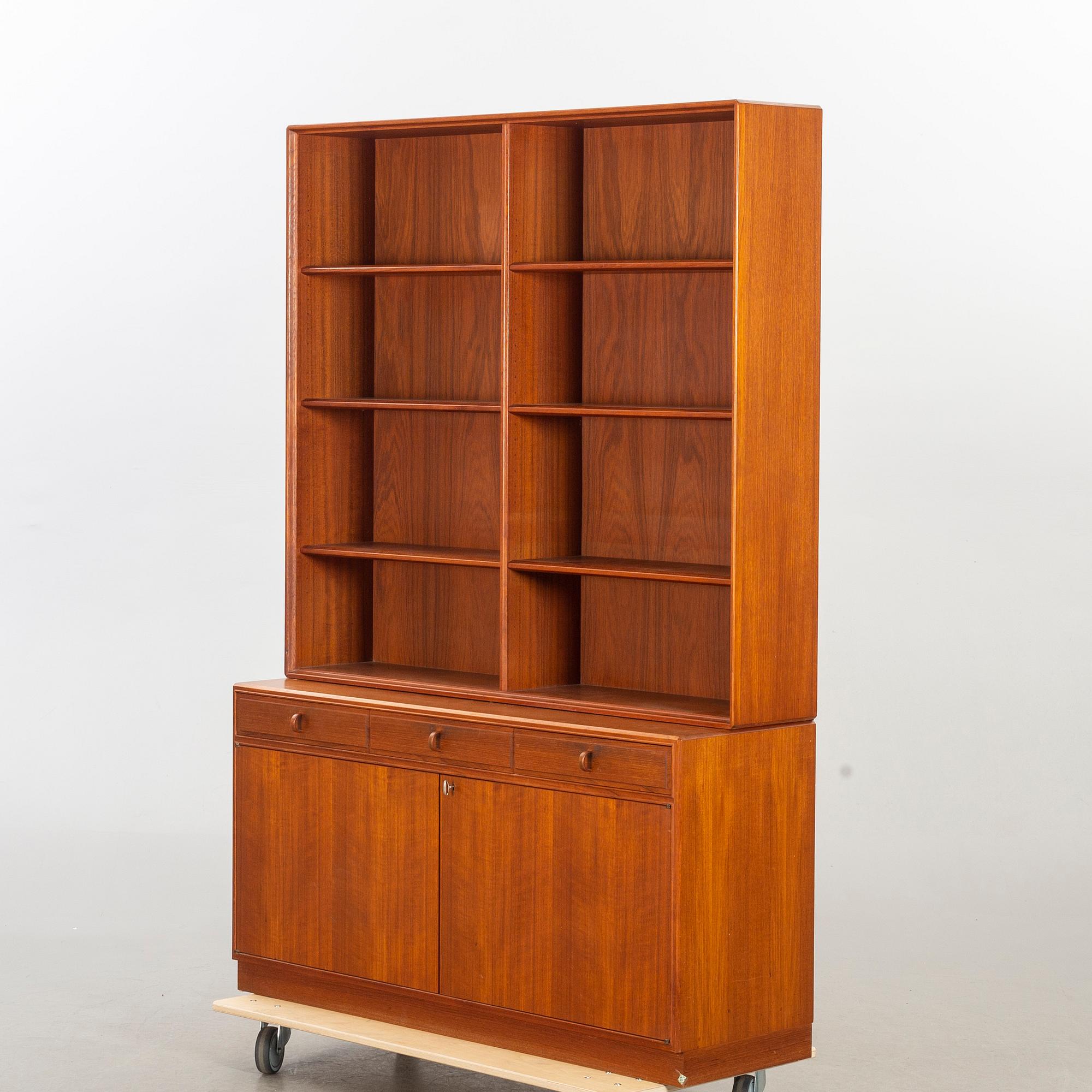 A MID 20TH CENTURY BOOK CASE.