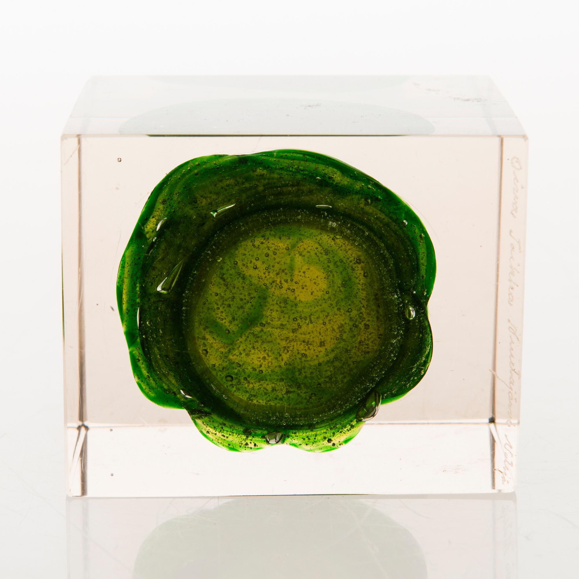 OIVA TOIKKA, A glass cube signed Oiva Toikka Nuutajärvi Notsjö.