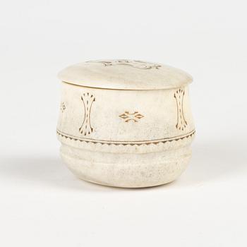 An engraved horn box with lid by THomas Marainen, signed.