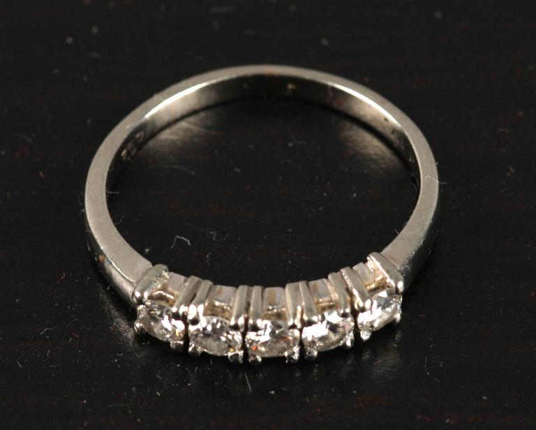 RING, 18 K vitguld med 5 briljantslipade diamanter, tot 0.41 ct enl gravyr.