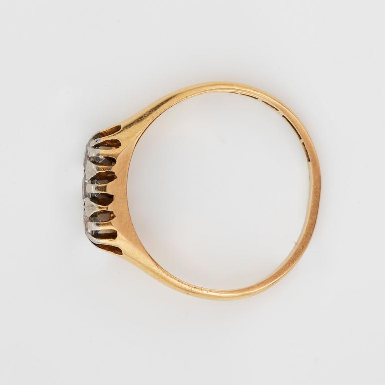 RING, 18K guld med 3 briljantslipade diamanter. Vikt 2,6 g.