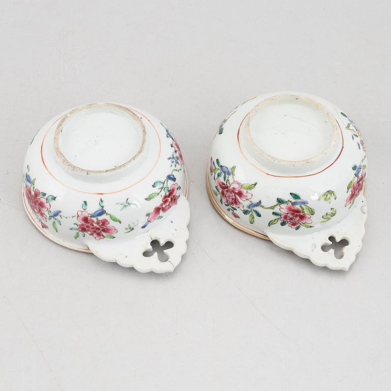 A pair of Famille Rose porcelain cups, China, Qing dynasty, Qianlong (1736-95).