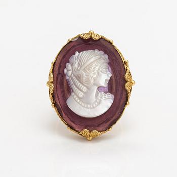 An 18K gold ring with a amethyst and MOP cameo.