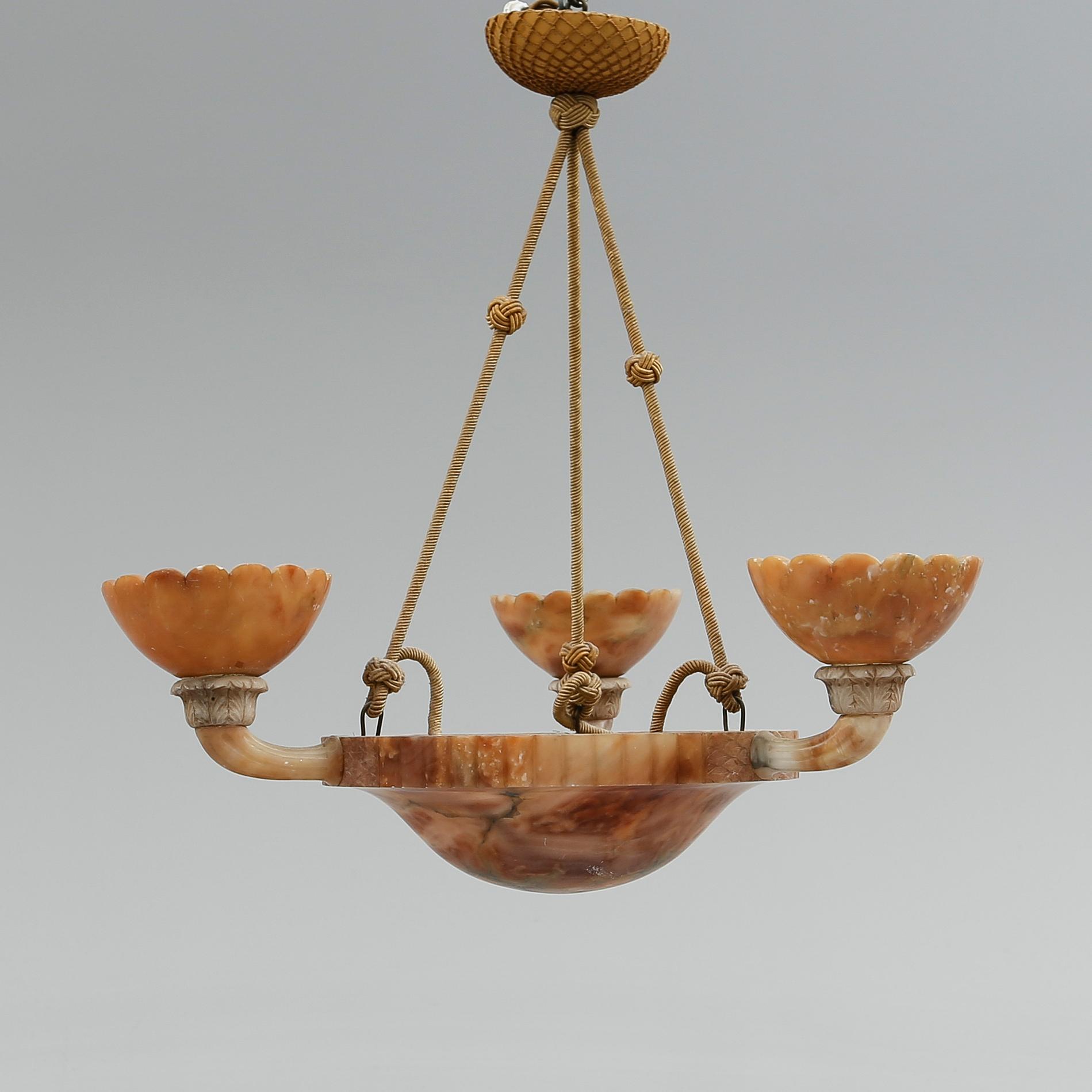 TAKAMPEL, alabaster, 1900-talets första hälft. Höjd ca 65 cm.
