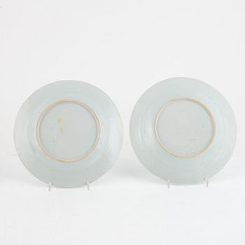 A group of four Chinese blue and white export porcelain plates, Qing dynasty Qianlong (1736-95) and two dishes, 20th cen.