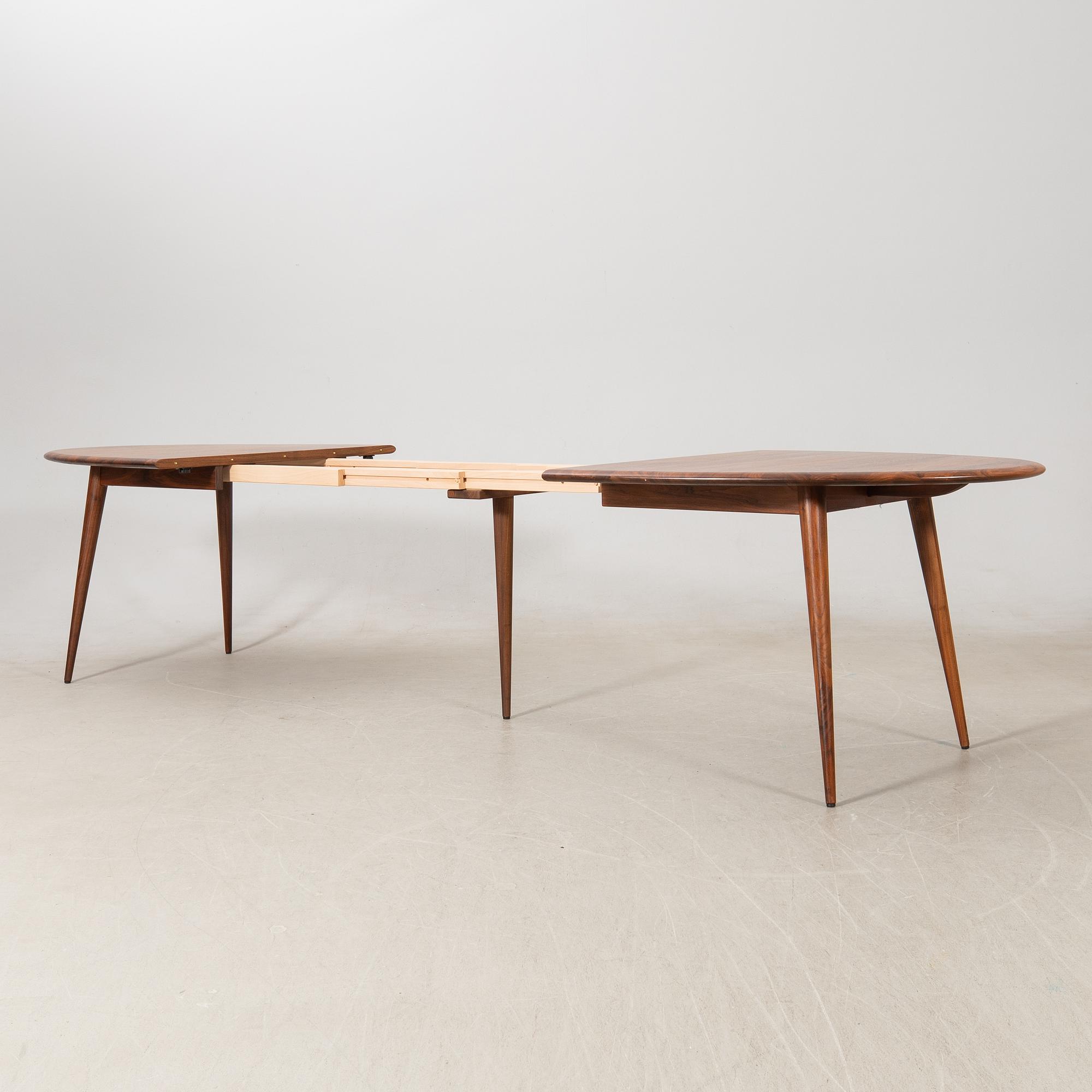 Nissen & Gehl, dining table, "Naver point" model 9942, period piece.